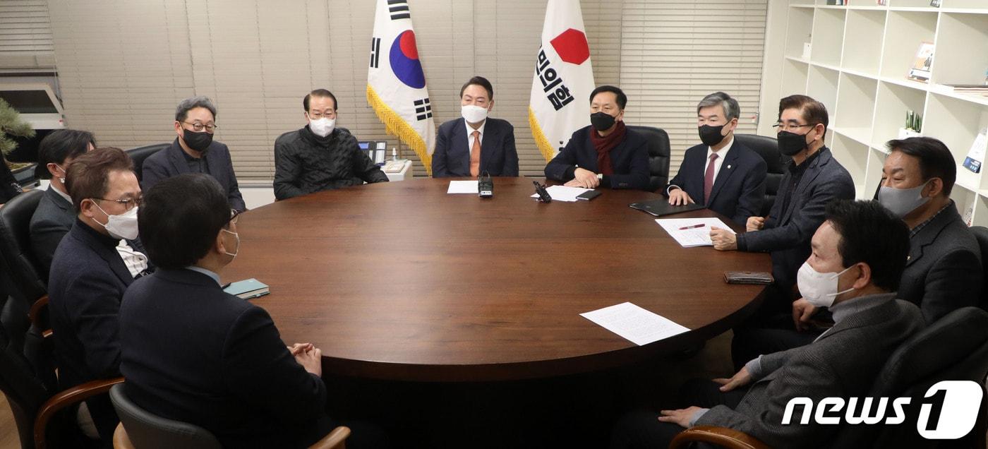 본문 이미지 - 윤석열 국민의힘 대선 후보가 24일 오후 서울 여의도 국민의힘 중앙당사에서 열린 우크라이나 사태 관련 긴급대책회의를 주재하고 있다. 2022.2.24/뉴스1 ⓒ News1 이승배 기자