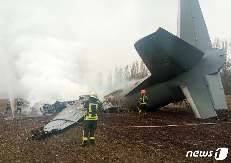 본문 이미지 - 24일(현지시간) 키예프 남부 우크라이나 군용기 추락현장에서 응급요원들이 구조를 하고 있다. 14명을 태운 우크라이나 군용기가 목요일 키예프 남부에서 추락했다고 긴급구조대가 밝혔다. ⓒ AFP=뉴스1 ⓒ News1 포토공용 기자