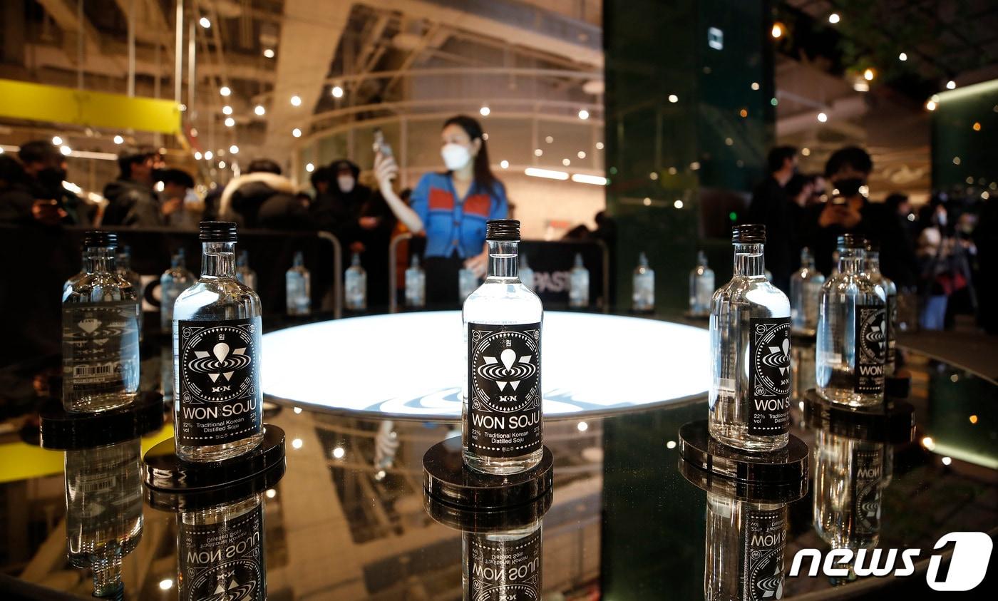본문 이미지 - 가수 박재범(Jay Park)이 론칭한 프리미엄 증류식 소주 브랜드 원소주(WONSOJU) 팝업 스토어 오픈 행사가 지난달 25일 오전 서울 영등포구 더현대서울에서 열린 가운데 한 시민이 원소주를 살펴보고 있다. ‘2022.2.25/뉴스1 ⓒ News1 권현진 기자