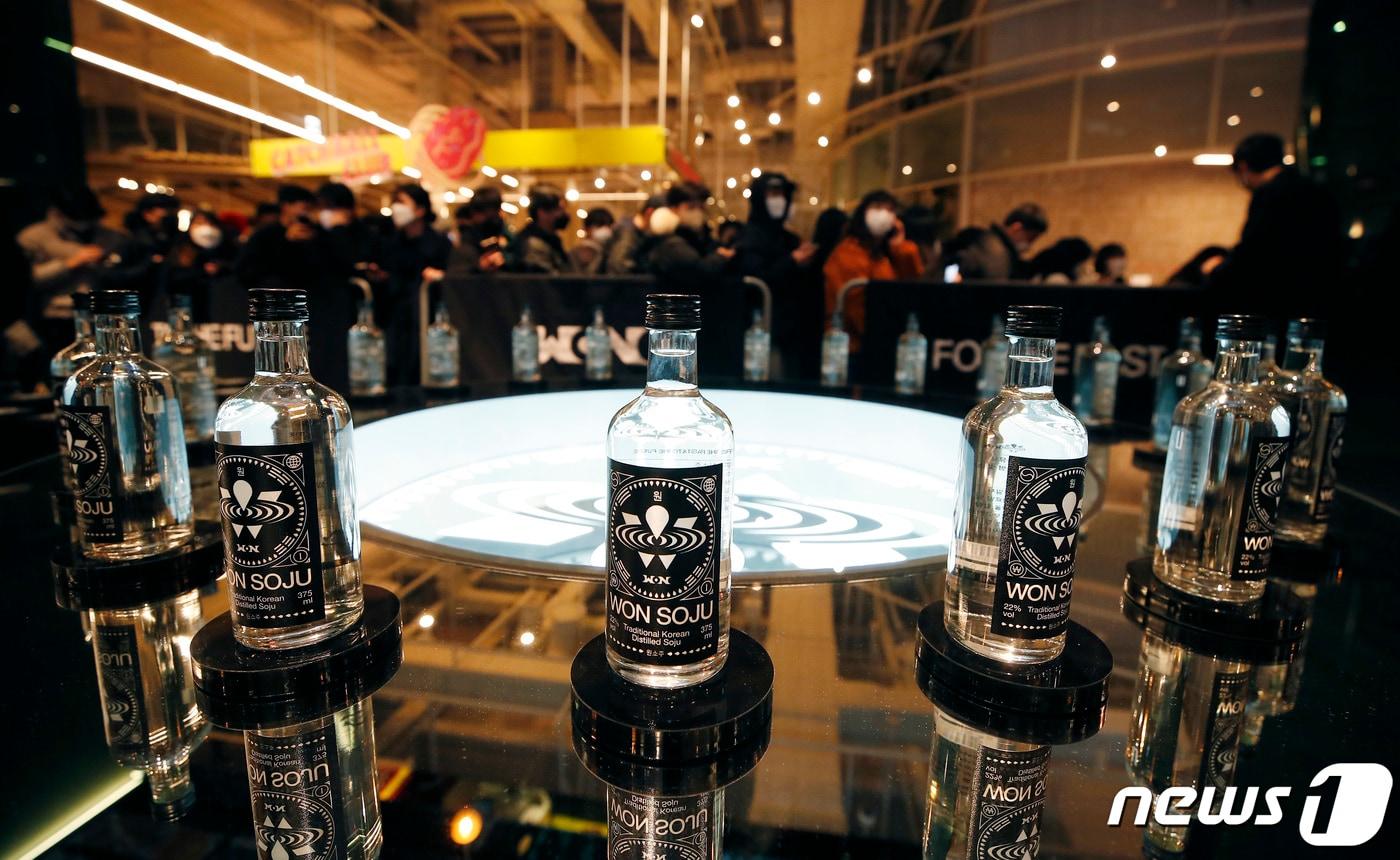 가수 박재범(Jay Park)이 론칭한 프리미엄 증류식 소주 브랜드 원소주(WONSOJU) 팝업 스토어 오픈 행사가 지난2월25일 오전 서울 영등포구 더현대서울에서 열린 가운데 시민들이 원소주를 사기 위해 길게 줄을 서 있다. 2022.2.25/뉴스1 ⓒ News1 권현진 기자