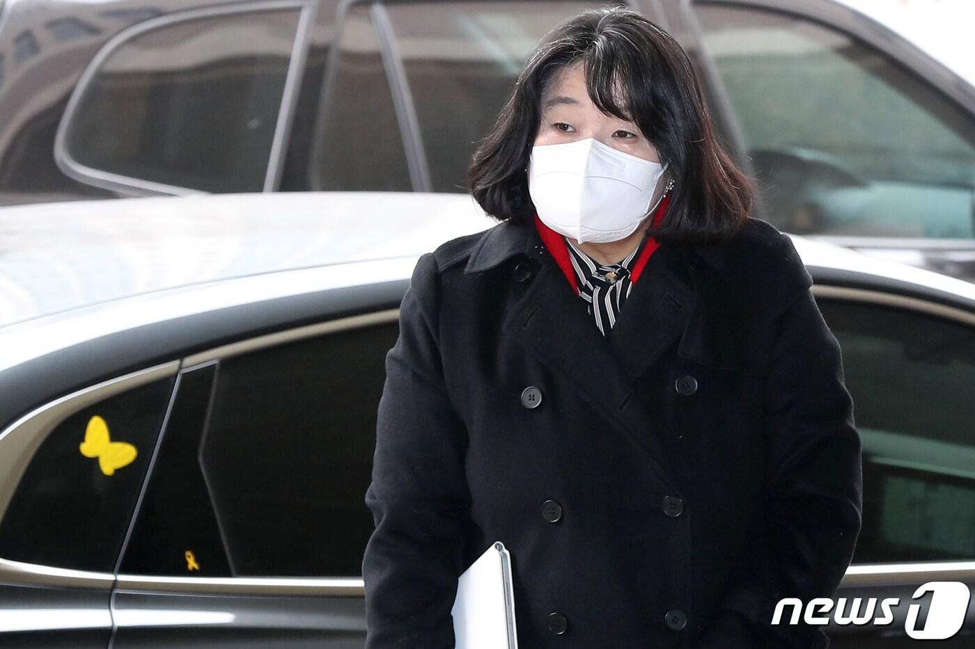 본문 이미지 - 정의기억연대 후원금 유용 혐의 등으로 기소된 윤미향 무소속 의원이 25일 오후 서울 마포구 서울서부지방법원에서 열린 보조금 관리에 관한 법률 위반·사기·기부금품법 위반·업무상횡령 등 8개 혐의 관련 공판에 출석하고 있다. 2022.2.25/뉴스1 ⓒ News1 민경석 기자