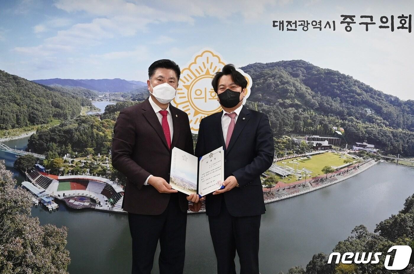 대전 중구의회 김연수 의장이 25일 이종호 변호사에게 법률고문 위촉장을 수여하고 기념촬영을 하고 있다.(대전 중구의회 제공)ⓒ 뉴스1