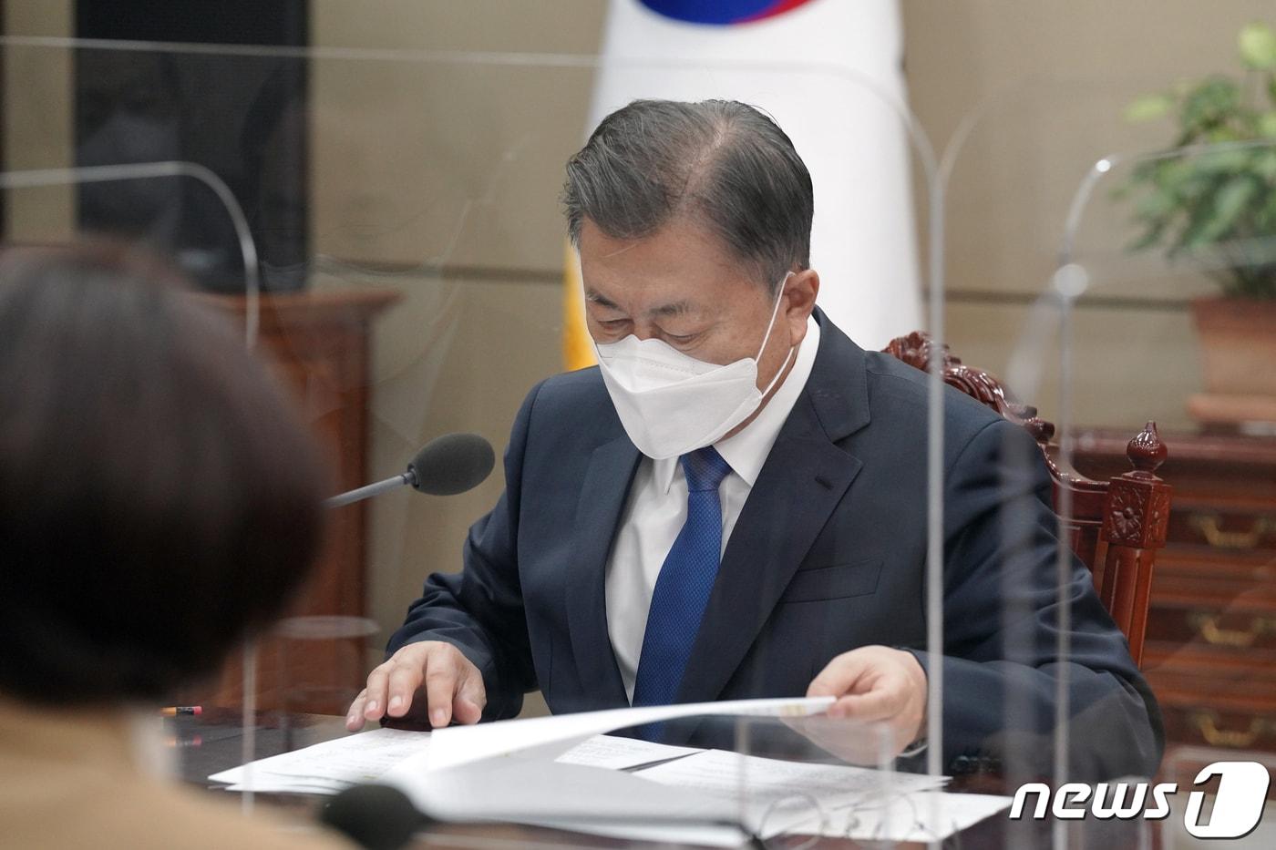 본문 이미지 - 문재인 대통령이 25일 오전 청와대 여민관 소회의실에서 열린 글로벌 에너지 공급망 현안 점검 회의에서 문승욱 산업통상자원부 장관으로 부터 보고를 받고 있다.(청와대 제공)2022.2.25/뉴스1