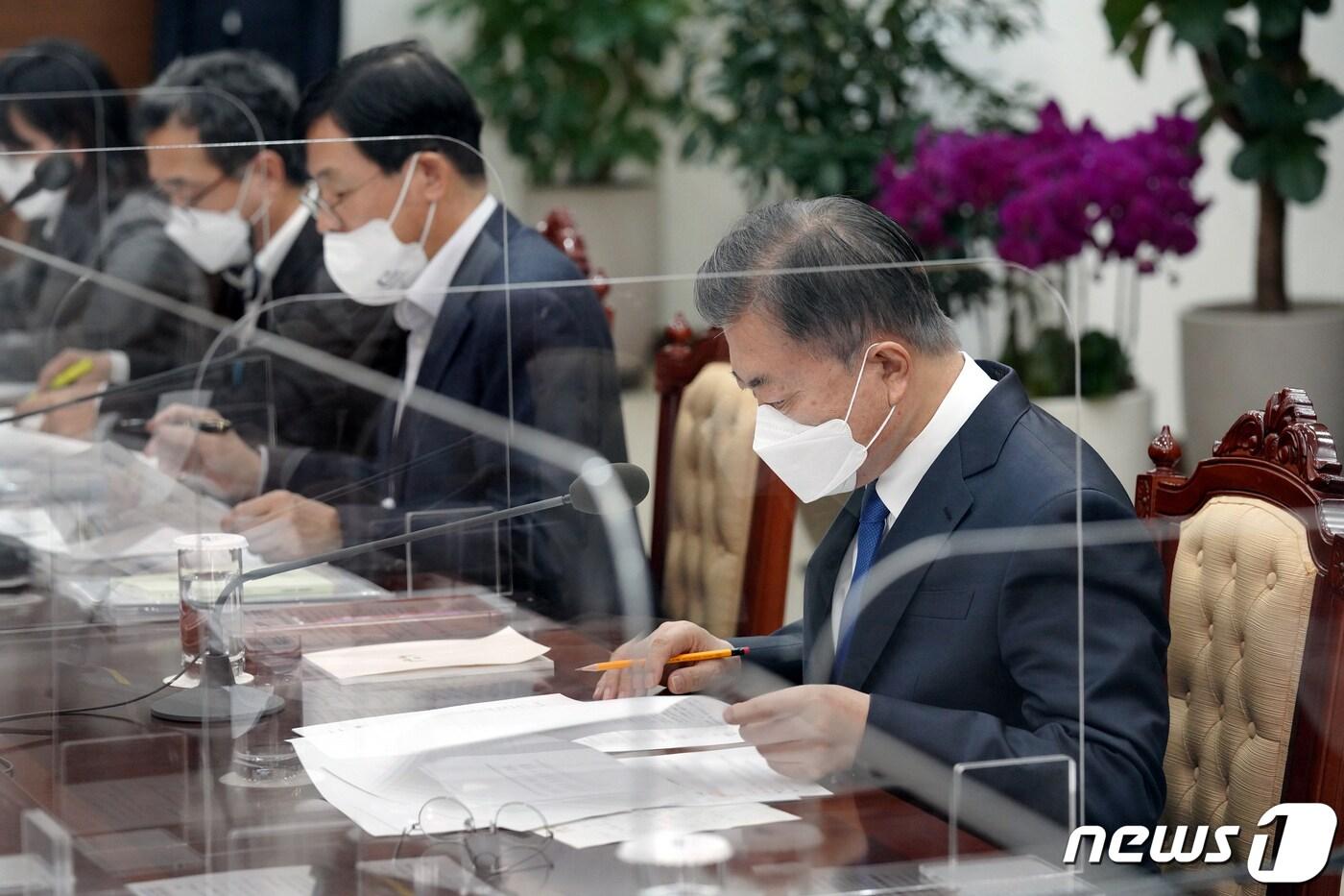 본문 이미지 - 문재인 대통령이 지난 2월25일 오전 청와대 여민관 소회의실에서 열린 글로벌 에너지 공급망 현안 점검 회의에서 문승욱 산업통상자원부 장관으로 부터 보고를 받고 있다.(청와대 제공)2022.2.25/뉴스1