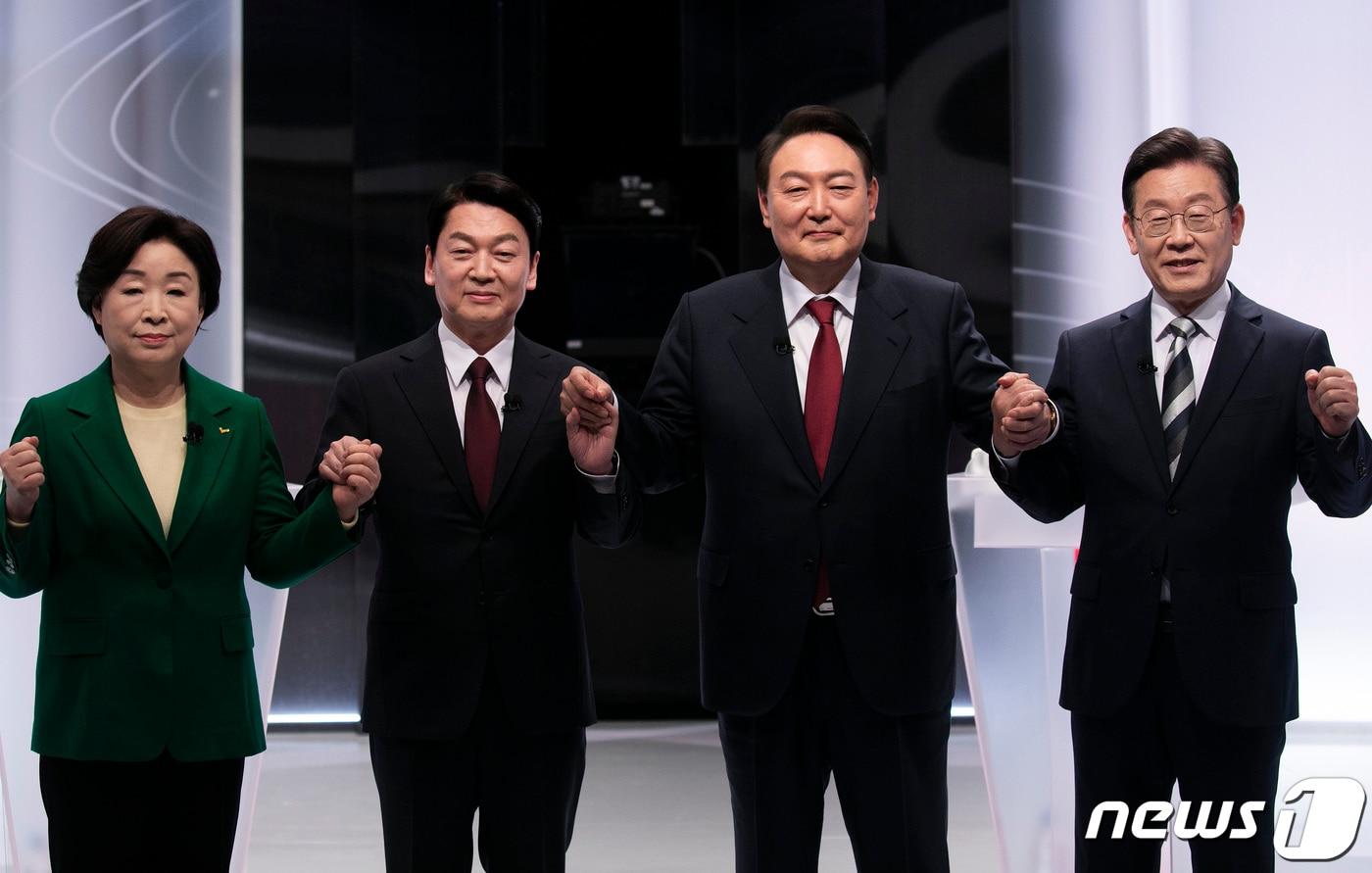본문 이미지 - 25일 서울 마포구 상암동 SBS스튜디오에서 열린 중앙선거방송토론위원회 주관 제20대 대통령선거 후보 초청 2차 법정 TV 토론회에서 대선 후보들이 토론을 앞두고 기념촬영을 하고 있다. 왼쪽부터 정의당 심상정, 국민의당, 안철수, 국민의힘 윤석열, 더불어민주당 이재명 대선 후보. 2022.2.25/뉴스1 ⓒ News1 국회사진취재단