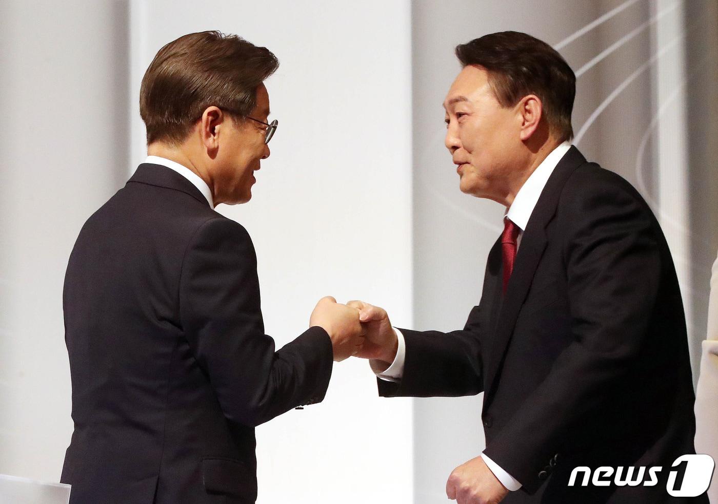 본문 이미지 - 2022년 2월 5일 당시 이재명 더불어민주당 대선 후보와 윤석열 국민의힘 대선 후보가 25일 오후 서울 마포구 상암동 SBS스튜디오에서 열린 중앙선거방송토론위원회 주관 제20대 대통령선거 후보 초청 2차 법정 TV 토론회에 참석해 인사 나누고 있다. 2022.2.25/뉴스1 ⓒ News1 국회사진취재단