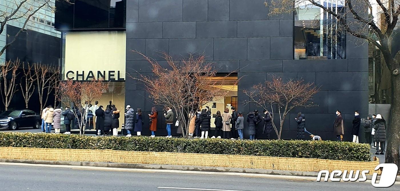 26일 오전 서울 강남구 청담동 샤넬 플래그십 매장 앞에 구매 대기 줄이 길게 이어지고 있다. 2022.2.26/뉴스1 ⓒ News1 황덕현 기자