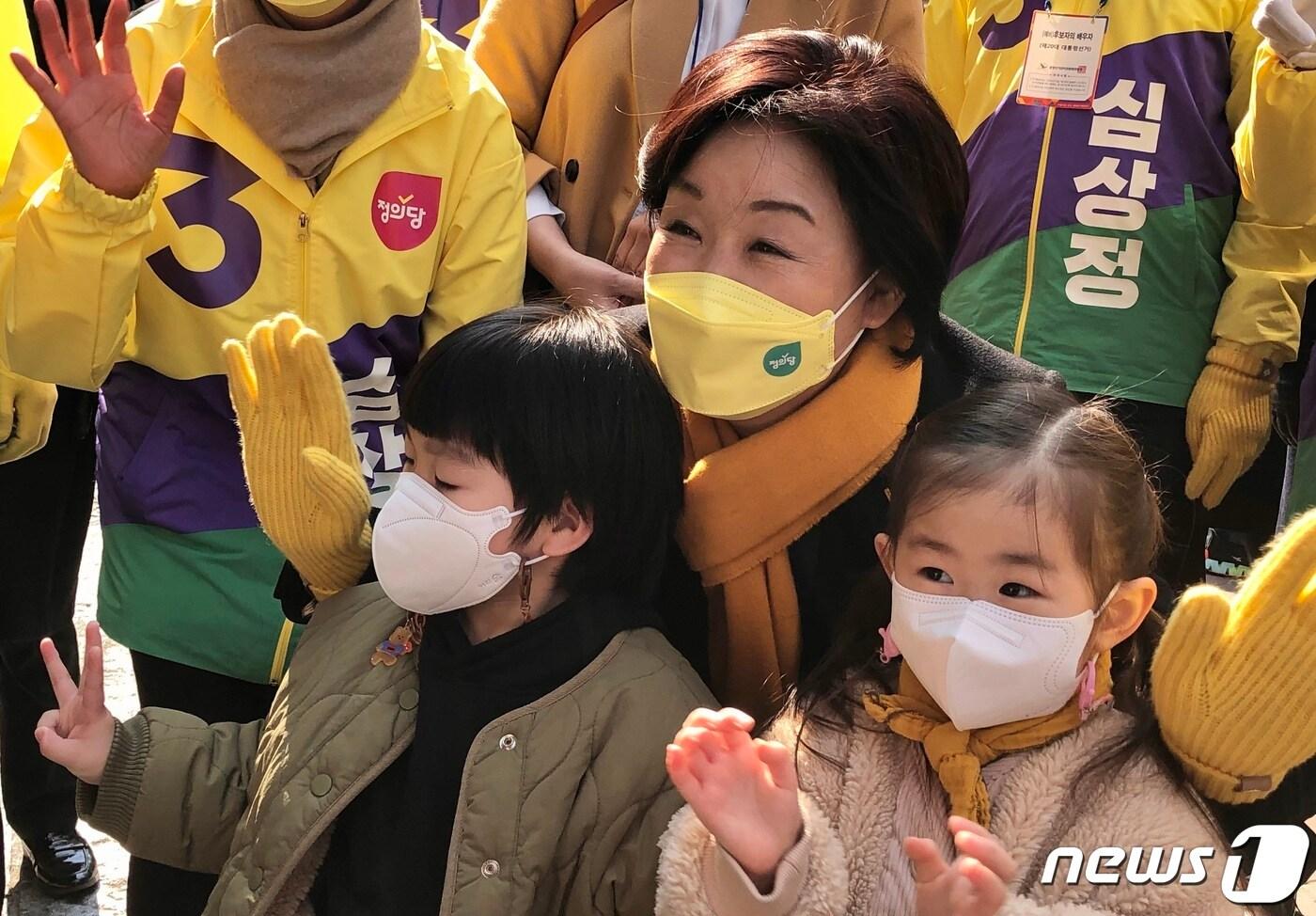 본문 이미지 - 심상정 정의당 대선 후보가 26일 대구 동성로에서 시민들과 셀카를 찍으며 인사하고 있다. 2022.2.26ⓒ News1 남승렬 기자