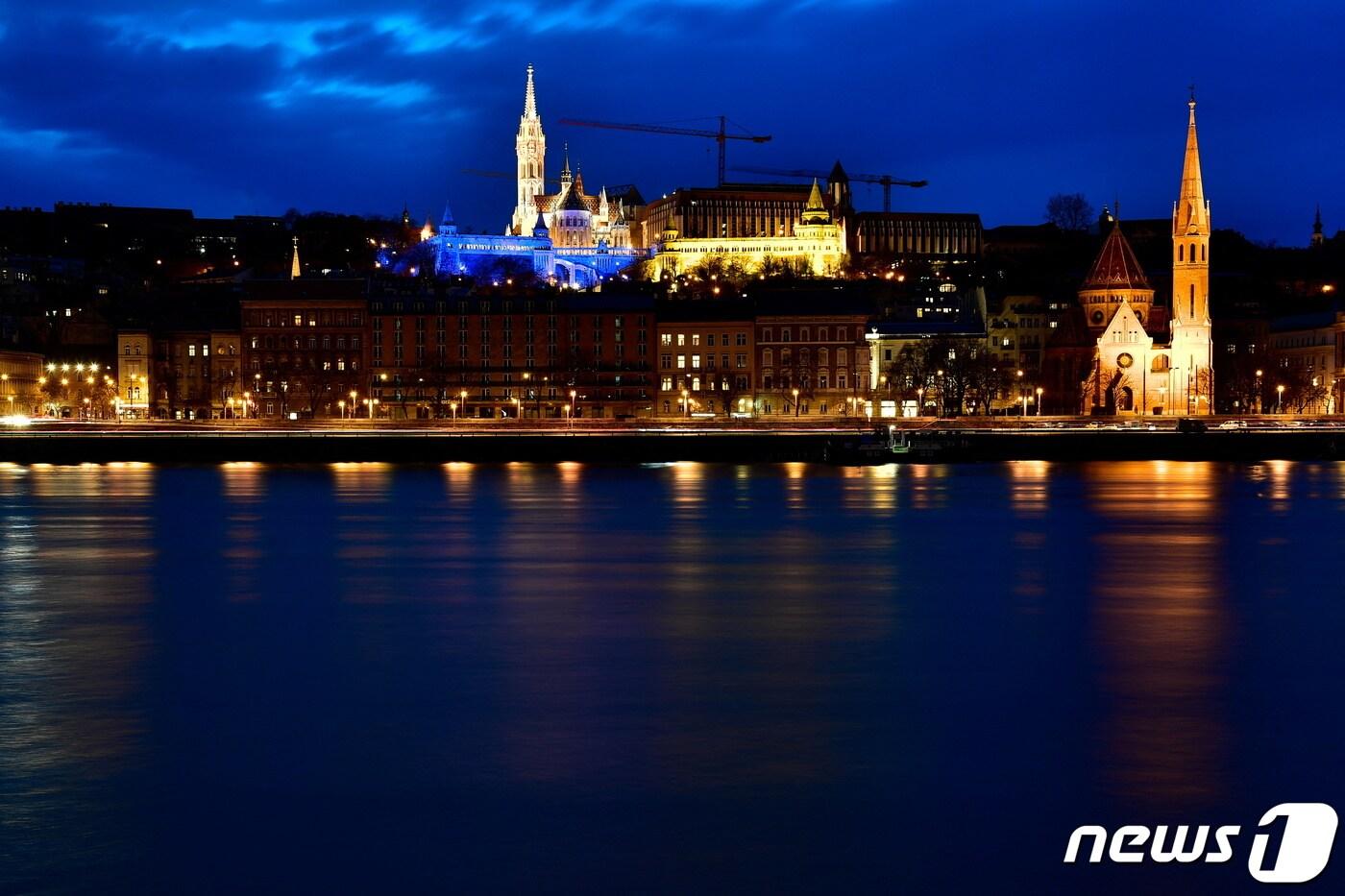 헝가리 부다페스트에 있는 어부의 요새에 24일(현지시간) 파란색과 노란색 조명이 비춰지고 있다. 러시아가 우크라이나를 전격 침공하자 국제사회는 이를 강력 규탄하고 우크라이나를 지지한다는 메시지를 보내고 있다. ⓒ 로이터=뉴스1 ⓒ News1 최종일 기자