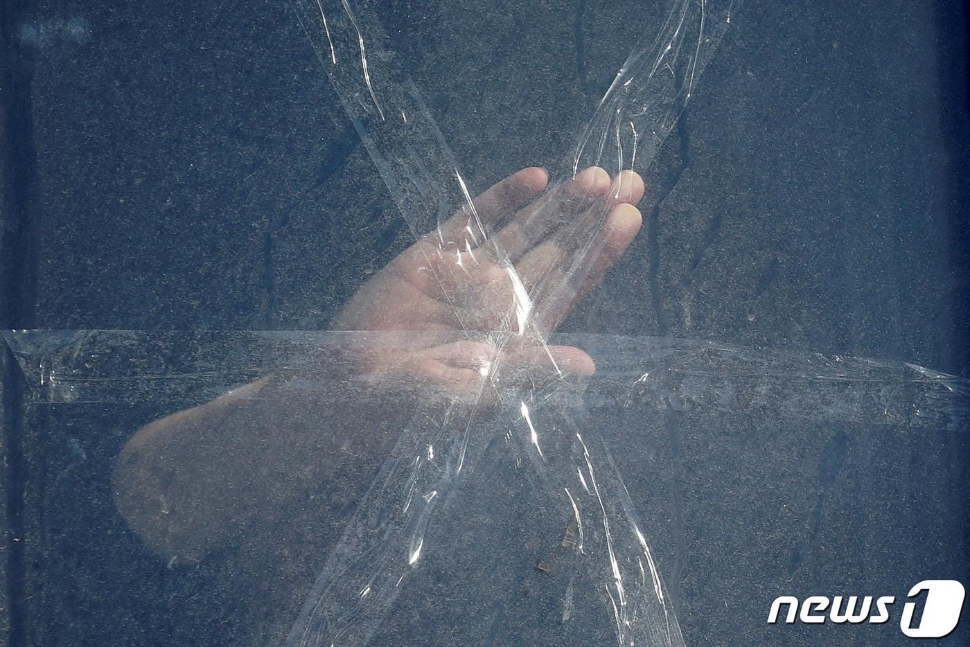 본문 이미지 - 우크라이나 키예프 주민이 유리창에 테이프를 붙이고 있다. ⓒ 로이터=뉴스1 ⓒ News1 정윤영 기자