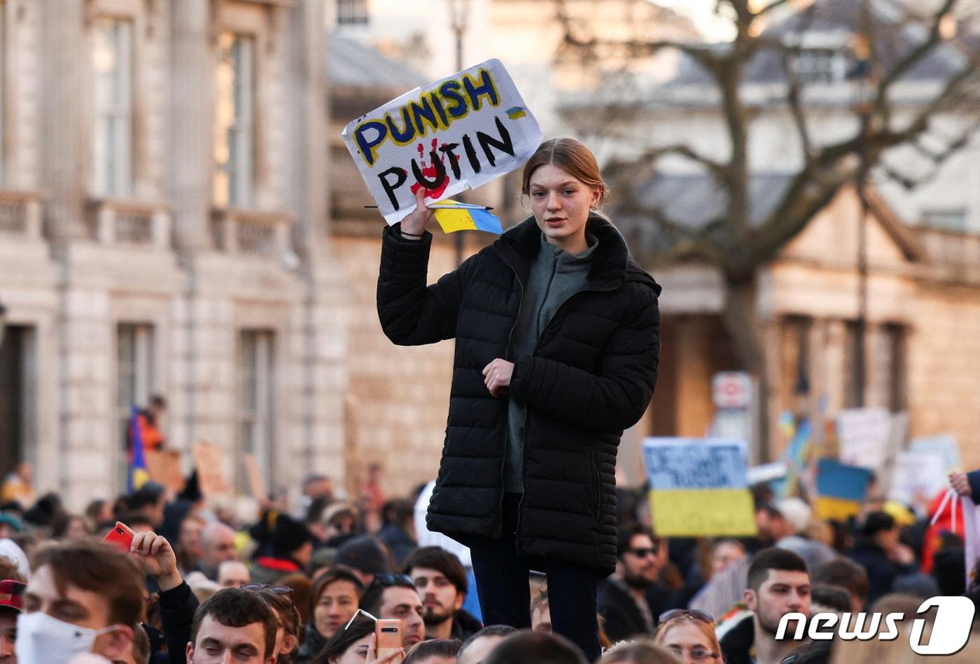전세계에서 반푸틴 시위가 일고 있는 가운데, 26일 런던에서 한 시민이 "푸틴을 처벌하라＂라는 팻말을 들고 시위를 벌이고 있다. ⓒ 로이터=뉴스1 ⓒ News1 박형기 기자