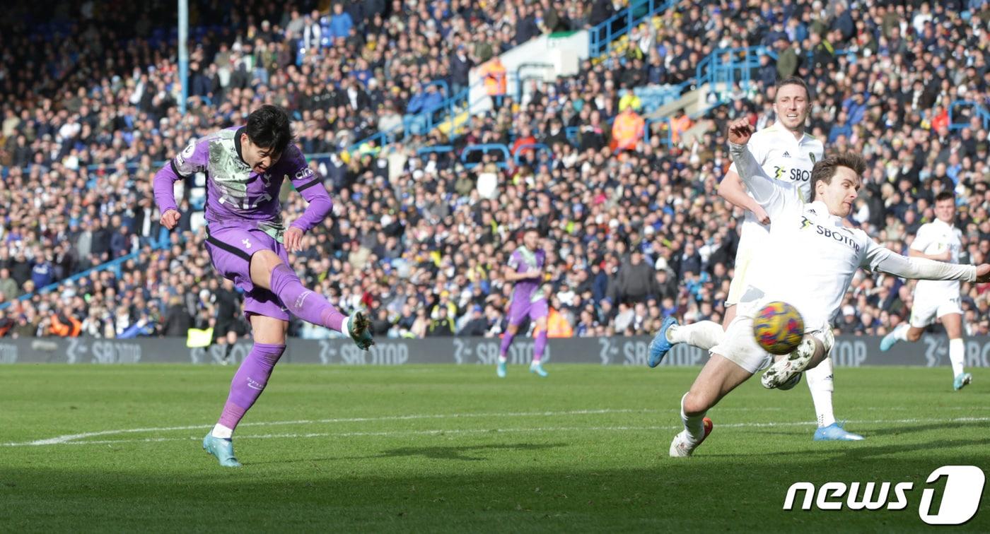 본문 이미지 - 손흥민이 26일 영국 리즈 앨런드 로드에서 열린 2021~22시즌 잉글랜드 프리미어리그 27라운드 리즈 유나이티드와의 경기에서 팀의 네 번째 골을 성공시키고 있다. ⓒ 로이터=뉴스1