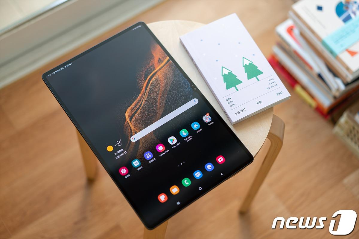 본문 이미지 - &#39;갤럭시탭S8 울트라&#39;는 14.6인치의 대화면을 갖췄다. 역대 갤럭시탭 시리즈, 아이패드와 비교해 가장 큰 화면 크기다. 문고본 도서와 크기 비교 사진. 2022.2.27/뉴스1 ⓒ News1 이기범 기자