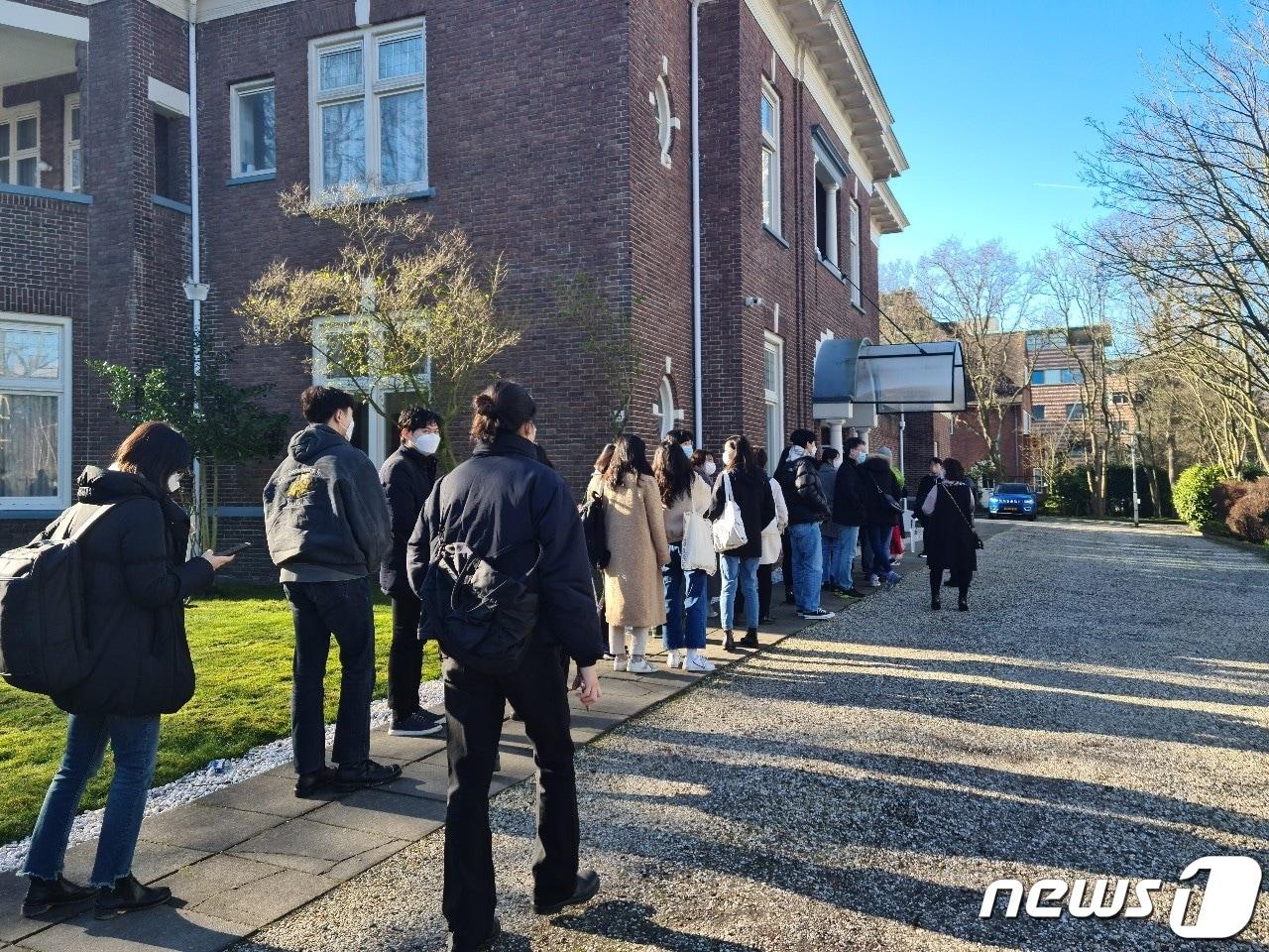 본문 이미지 - 원거리에 거주하는 교민들은 투표 셔틀버스를 타고 소중한 한 표를 행사하기 위해 이른 아침부터 대사관으로 모였다. ⓒ 차현정 통신원