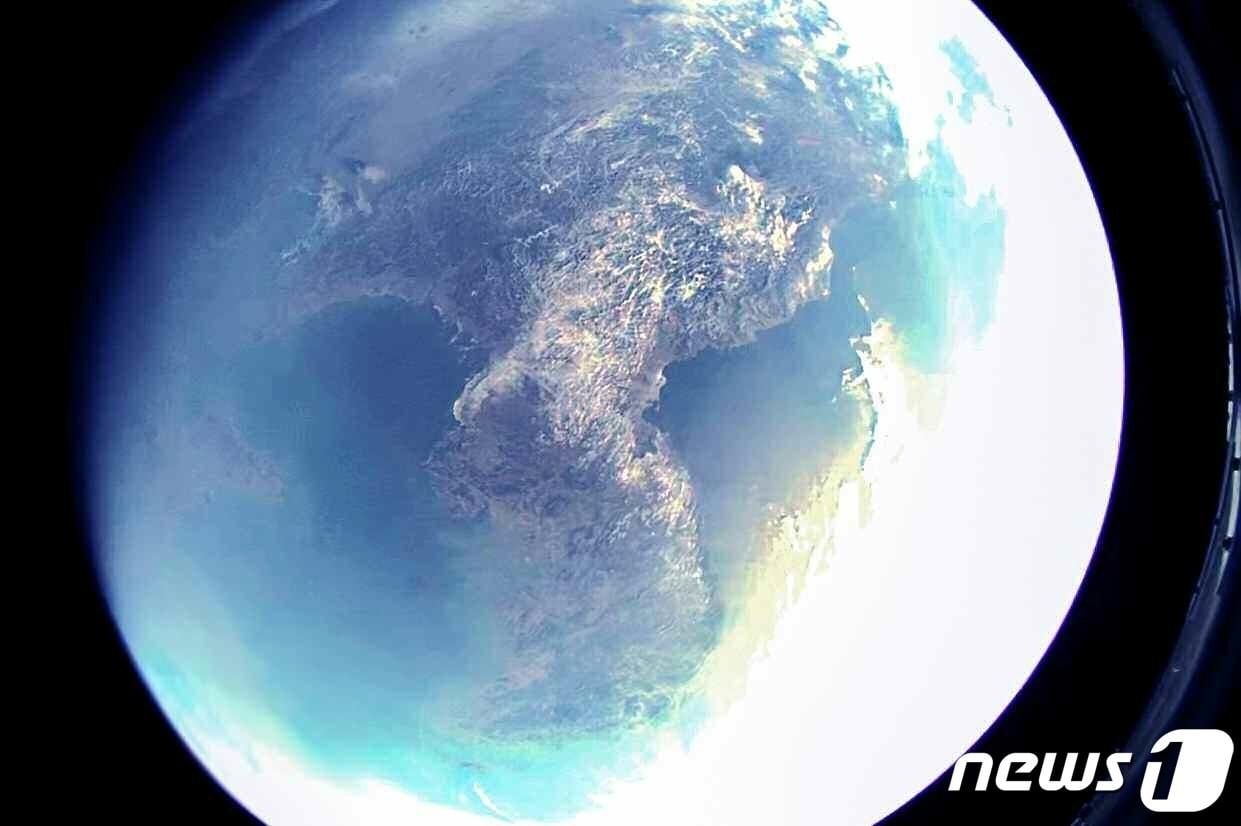 본문 이미지 - (평양 노동신문=뉴스1) = 북한 국가우주개발국과 국방과학원이 지난달 27일 실시한 '탄도미사일' 발사에 대해 "정찰위성 개발을 위한 공정계획에 따른 중요시험"이라고 주장했다. [국내에서만 사용가능. 재배포 금지. DB 금지. For Use Only in the Republic of Korea. Redistribution Prohibited] rodongphoto@news1.kr