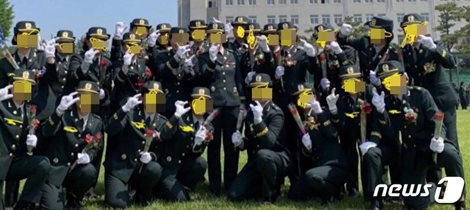 본문 이미지 - 여군 부사관 임관식 단체 사진에서 엄지와 검지를 모은 포즈가 발견 돼 '메갈리아 손가락이 아니냐'라는 논란이 일었다. (SNS 갈무리) ⓒ 뉴스1