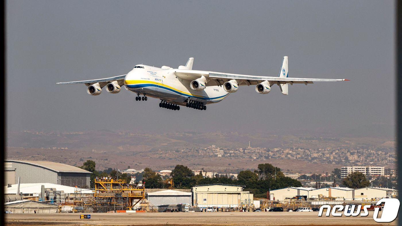 본문 이미지 - 지난 2020년 8월3일(현지시간) 촬영된 세계 최대 수송기인 우크라이나의 안토노프 AN-225 므리야 수송기 모습. 2020.08.03/news1 ⓒ AFP=뉴스1 ⓒ News1 김민수 기자