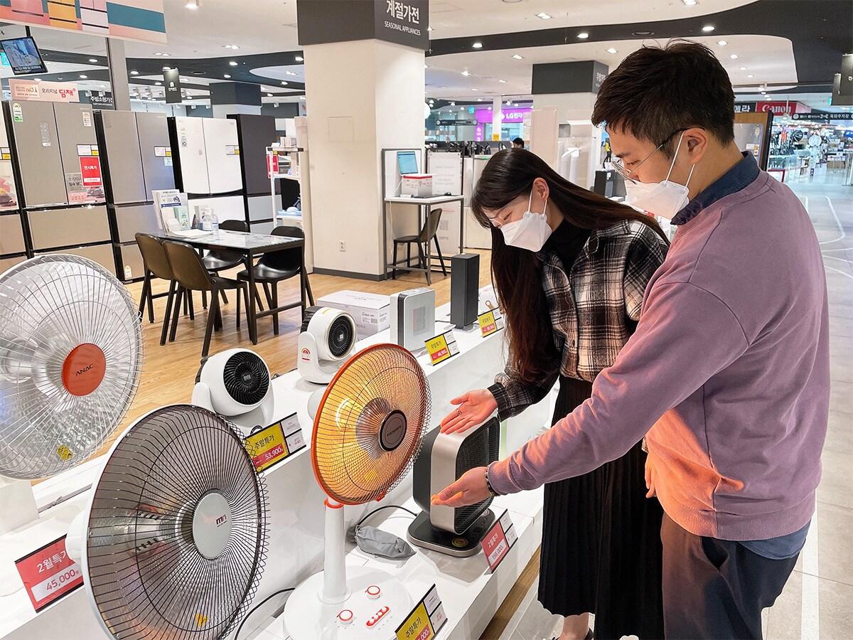 본문 이미지 - 전자랜드 파워센터 용산본점에서 고객들이 난방 가전을 살펴보고 있다.(전자랜드 제공) ⓒ 뉴스1