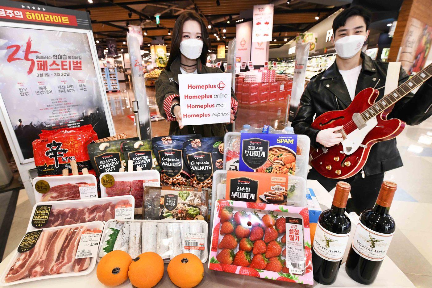 본문 이미지 - 28일 서울 강서구 소재 홈플러스 강서점에서 모델이 ‘창립 25주년 락 페스티벌’을 소개하고 있다.(홈플러스 제공) ⓒ 뉴스1