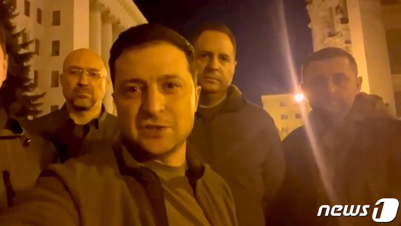 2022년 2월 러시아의 우크라이나 침공 직후 볼로디미르 젤렌스키 대통령&#40;앞&#41;이 안드리 예르마크 비서실장&#40;오른쪽에서 두번째&#41; 등 참모들과 수도 키이우에 남은 모습을 공개했다. ⓒ AFP=뉴스1 ⓒ News1 