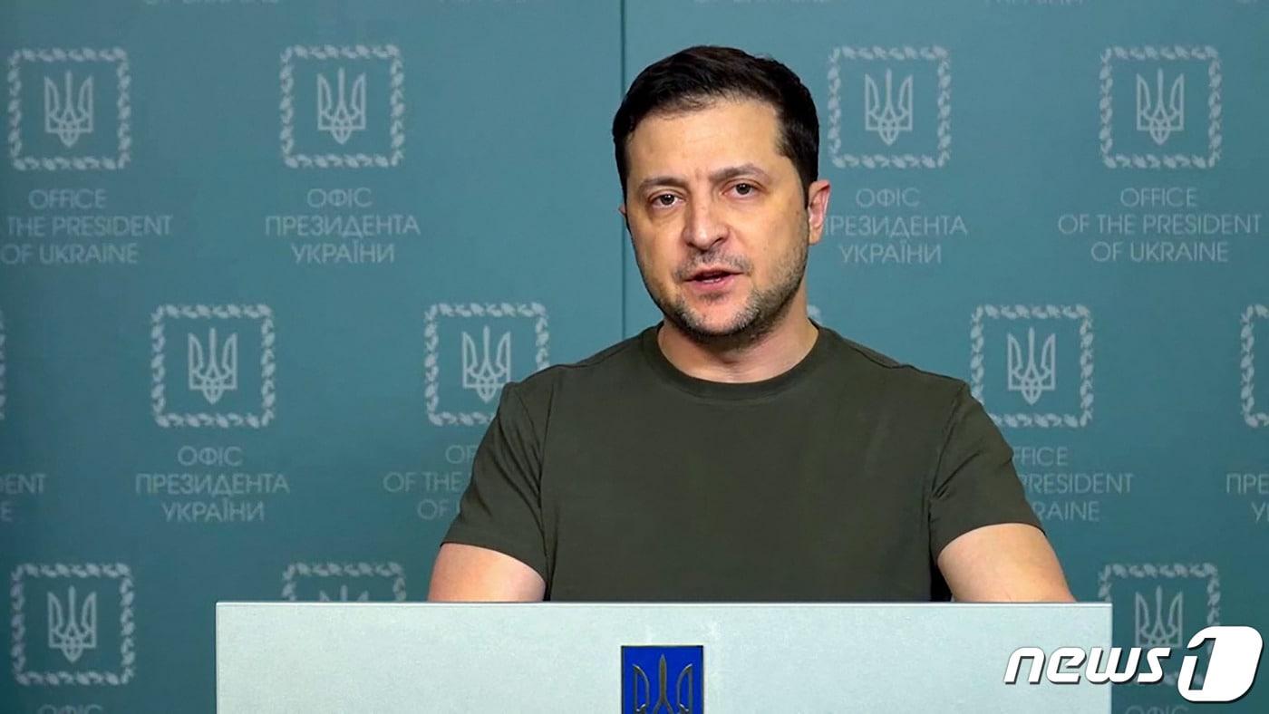 본문 이미지 - 27일(현지시간) 볼로디미르 젤렌스키 우크라이나 대통령이 대국민 연설을 하고 있다. ⓒ AFP=뉴스1 ⓒ News1 정윤미 기자