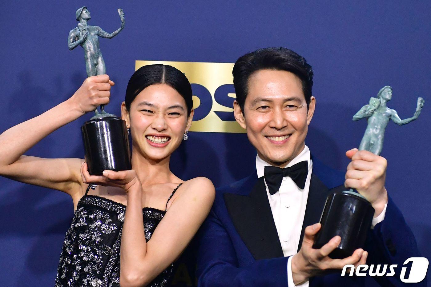 정호연(왼쪽)과 이정재 ⓒ AFP=뉴스1