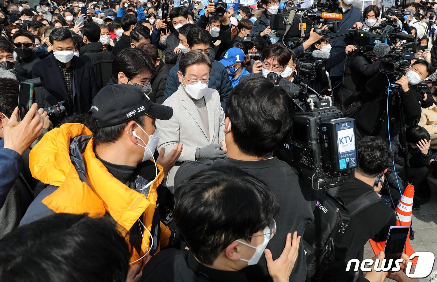 본문 이미지 - 이재명 더불어민주당 대선 후보가 28일 오후 경북 경주시 황리단길에서 열린 ‘역사를 담은 경주에서 미래를 연다’ 경주 유세에서 자전거 유세를 마친 뒤 시민들과 인사를 나누고 있다. 2022.2.28/뉴스1 ⓒ News1 이동해 기자