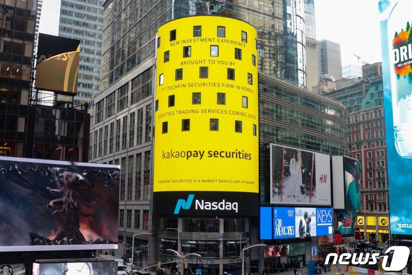 본문 이미지 - 지난해 12월 미국 나스닥 거래소에 카카오페이증권 주식 서비스의 등장을 알리는 광고가 게재된 모습(카카오페이증권 제공) ⓒ 뉴스1