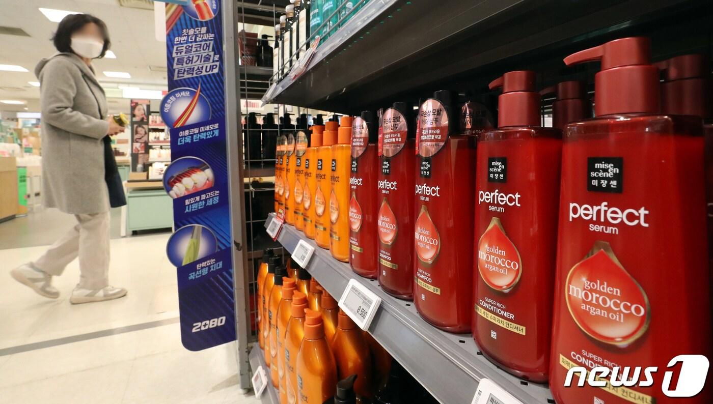 서울 한 대형 마트에 아모레퍼식픽 헤어제품이 진열돼 있다. 2022.2.28/뉴스1 ⓒ News1 김명섭 기자