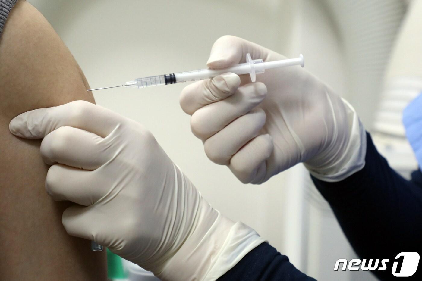 신종 코로나바이러스 감염증(코로나19) 백신 3차 접종을 마친 면역저하자를 대상으로 한 4차 접종이 본격 시작된 28일 오후 서울 은평구 청구성심병원에서 의료진이 시민에게 백신접종을 하고 있다. 2022.2.28/뉴스1 ⓒ News1 황기선 기자