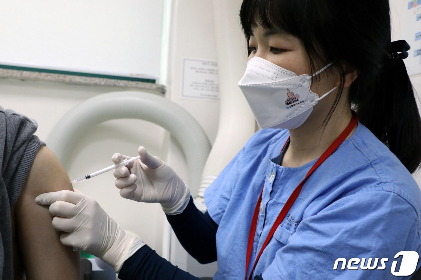 본문 이미지 - 서울 은평구 청구성심병원에서 의료진이 시민에게 백신접종을 하고 있다. (사진은 기사 내용과 무관함) / 뉴스1 ⓒ News1
