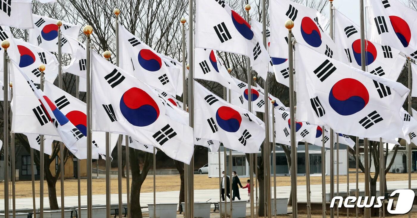 본문 이미지 - 103주년 3.1절을 하루 앞둔 28일 천안 독립기념관 태극기마당을 찾은 가족이 먼저가신 선열들의 3.1 만세운동 정신을 되새기며 산책하고 있다. 2022.2.28/뉴스1 ⓒ News1 김기남 기자