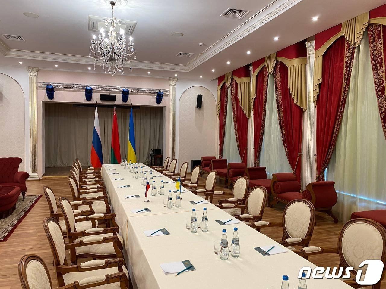 본문 이미지 - 벨라루스 외무부가 28일 러시아와 우크라이나 대표단의 협상 장소를 외무부 공식 트위터를 통해 공개했다. (벨라루스 외무부 공식 트위터 캡쳐) 2022.2.28/뉴스1