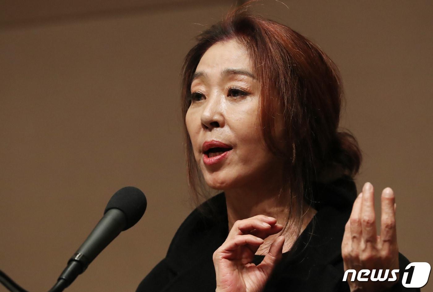 배우 김부선씨가 28일 서울시 중구 프레스센터 국제회의장에서 이재명 더불어민주당 대선후보와 관련한 진실토로 기자회견을 하고 있다. 2022.2.28/뉴스1 ⓒ News1 장수영 기자