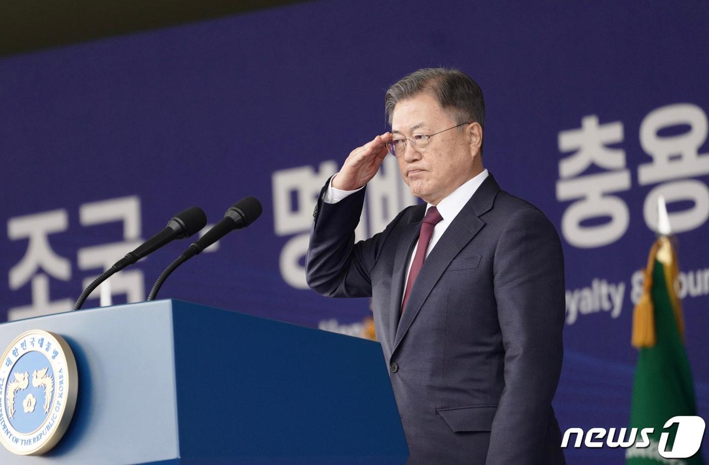 본문 이미지 - 문재인 대통령이 28일 경북 영천시 육군3사관학교에서 열린 제57기 졸업 및 임관식에 참석해 거수경례를 하고 있다.2022.2.28/뉴스1 ⓒ News1 이광호 기자