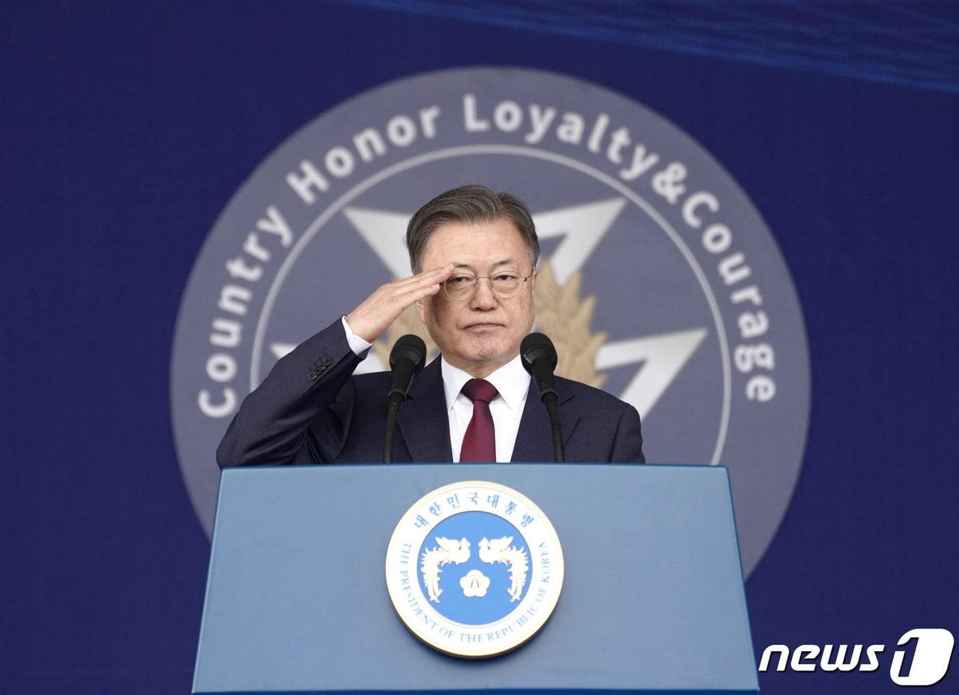 본문 이미지 - 문재인 대통령이 28일 경북 영천시 육군3사관학교에서 열린 제57기 졸업 및 임관식에 참석해 축사를 마친 뒤 거수경례를 하고 있다.2022.2.28/뉴스1 ⓒ News1 이광호 기자