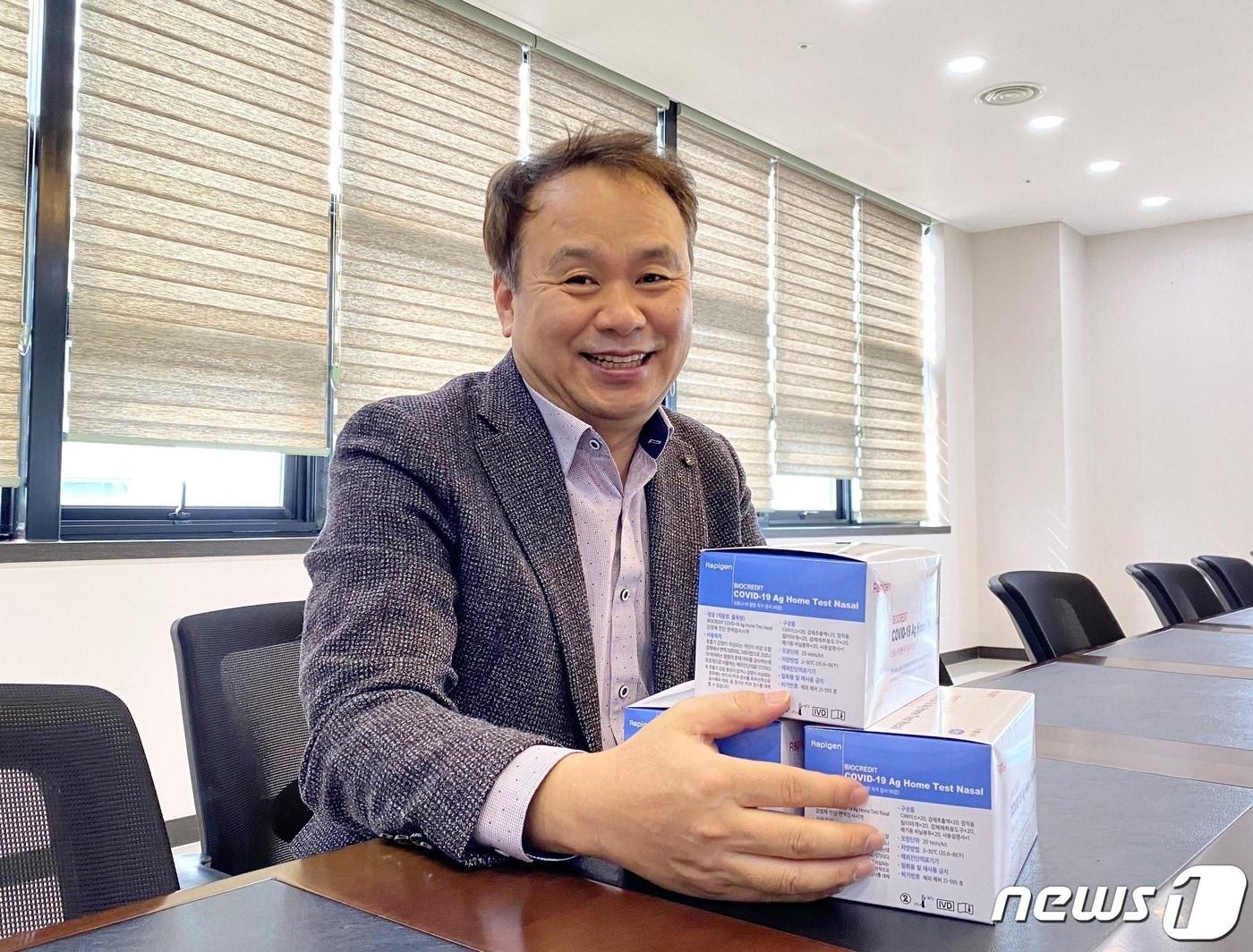 본문 이미지 - 박재구 래피젠 대표가 경기도 수원시 권선구 래피젠 공장 회의실에서 인터뷰를 하고 있다. ⓒ 뉴스1