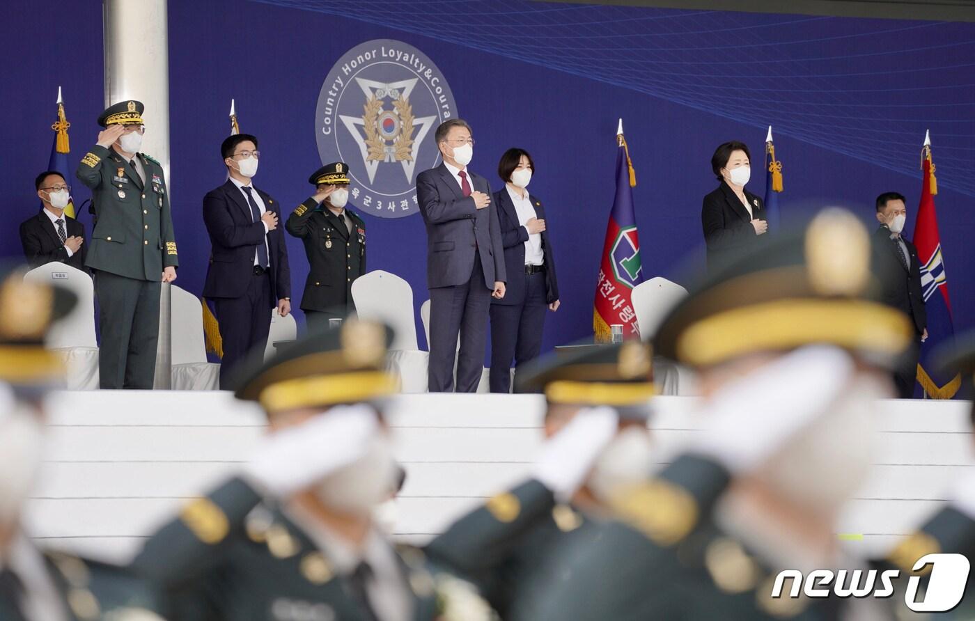 본문 이미지 - 문재인 대통령과 김정숙 여사가 28일 경북 영천시 육군3사관학교에서 열린 제57기 졸업 및 임관식에 참석해 국기에 경례를 하고 있다.2022.2.28/뉴스1 ⓒ News1 이광호 기자