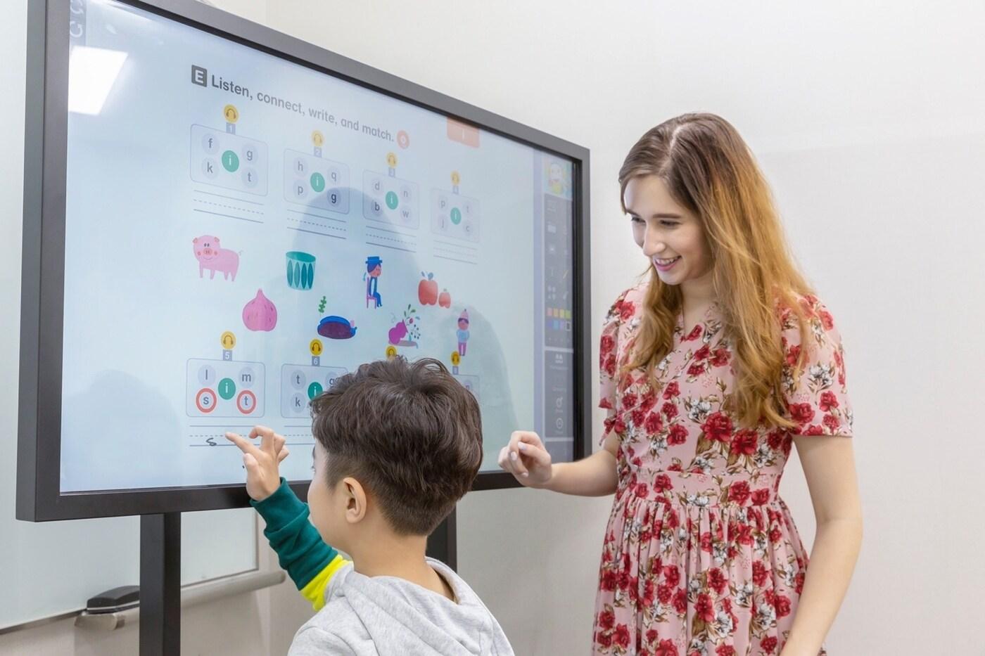 롯데몰 월드점 '크레버스 키즈' 매장에서 아이가 영어수업을 듣는 모습. (롯데백화점 제공) ⓒ 뉴스1