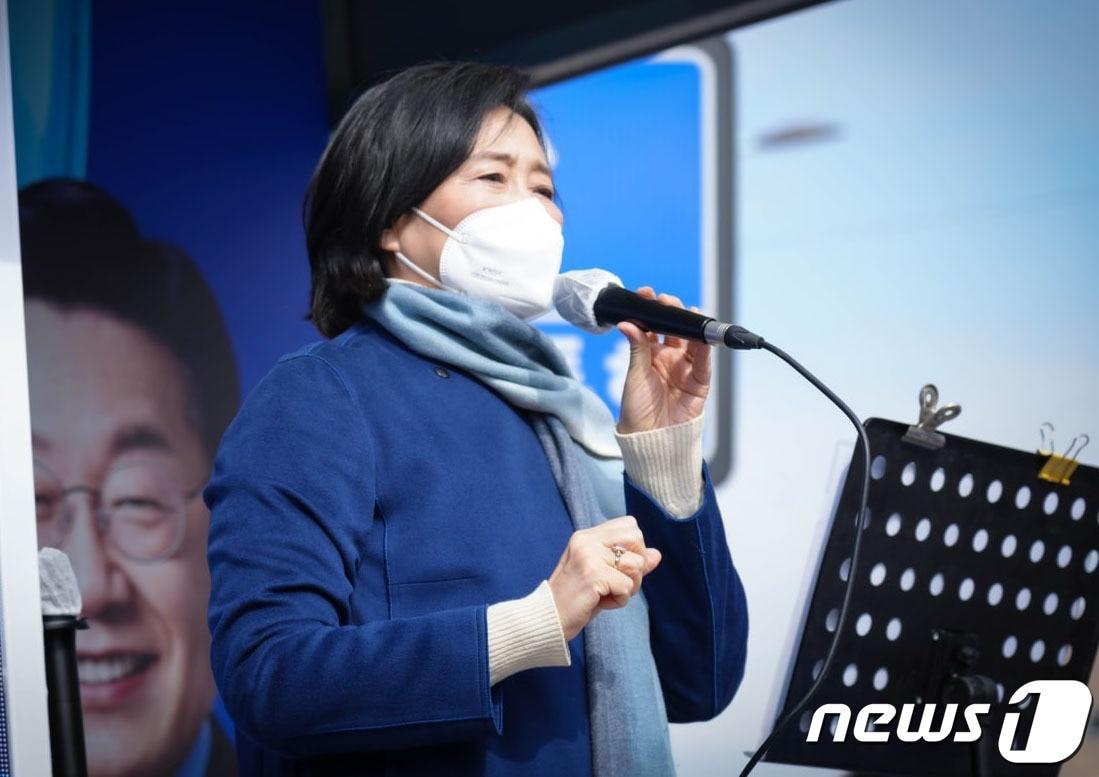 본문 이미지 - 박영선 더불어민주당 선대위 디지털대전환위원장은 28일 광주를 찾아 이재명 후보 지지 연설을 하고 있다. 박 위원장은 "이재명 후보를 뽑아 광주가 디지털 대전환 시대에 우뚝 서야 한다＂고 강조했다.(민주당 광주 제공)2022.2.28/뉴스1 ⓒ News1 박준배 기자