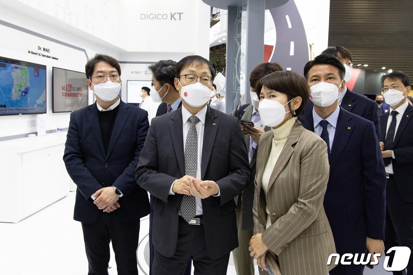 구현모 KT 대표가 지난 2월28일(현지시간) 스페인 바르셀로나 피라그란비아 전시장에서 개막한 '모바일월드콩그레스(MWC) 2022' KT 부스를 둘러보고 있다. 2022.2.28/뉴스1 ⓒ News1 유승관 기자