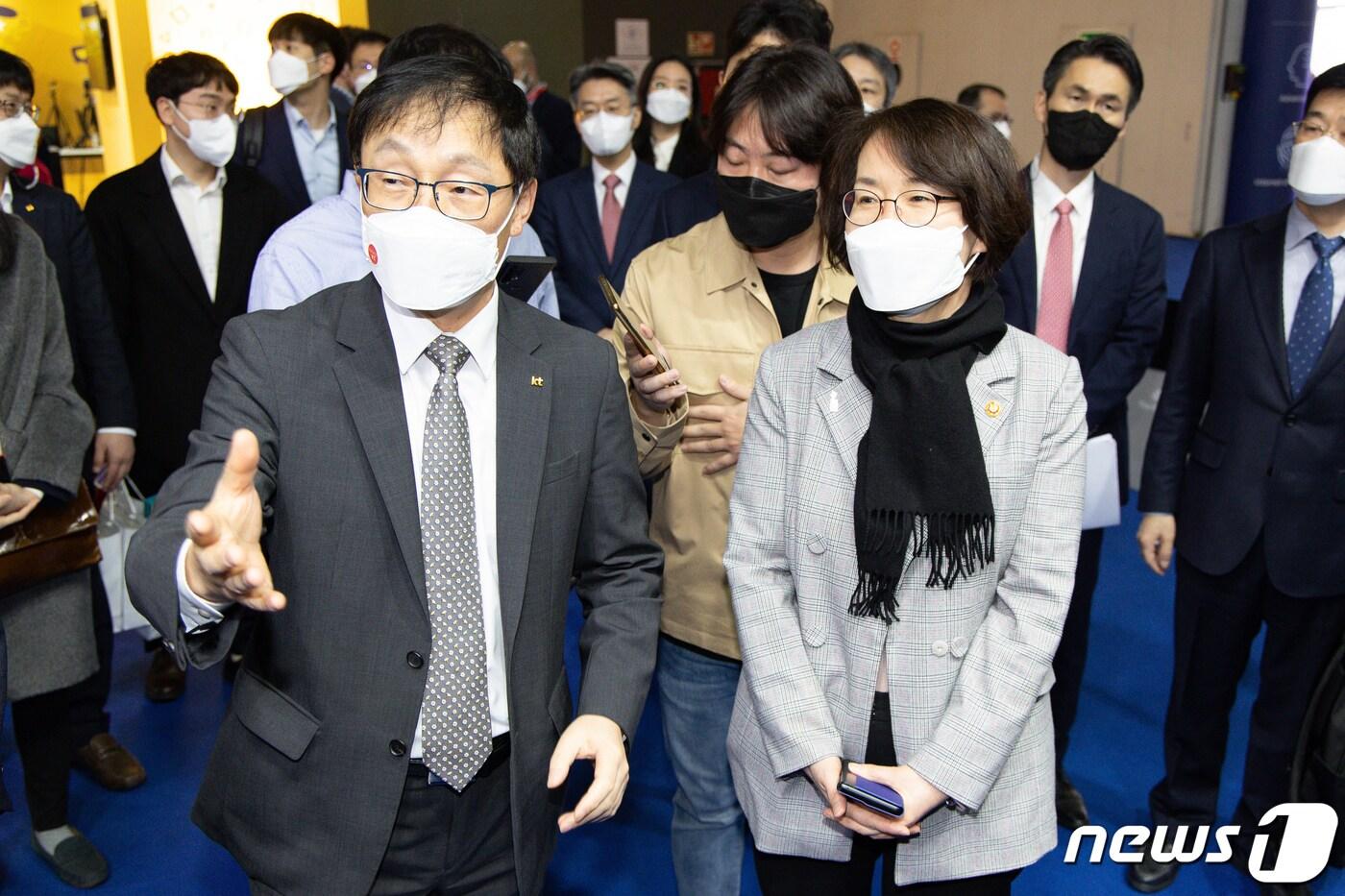 구현모 KT 대표(왼쪽)와 임혜숙 과학기술정보통신부 장관이 28일(현지시간) 스페인 바르셀로나 피라그란비아 전시장에서 개막한 모바일월드콩그레스(MWC) 2022 KT부스를 둘러보고 있다. 2022.2.28/뉴스1 ⓒ News1 유승관 기자