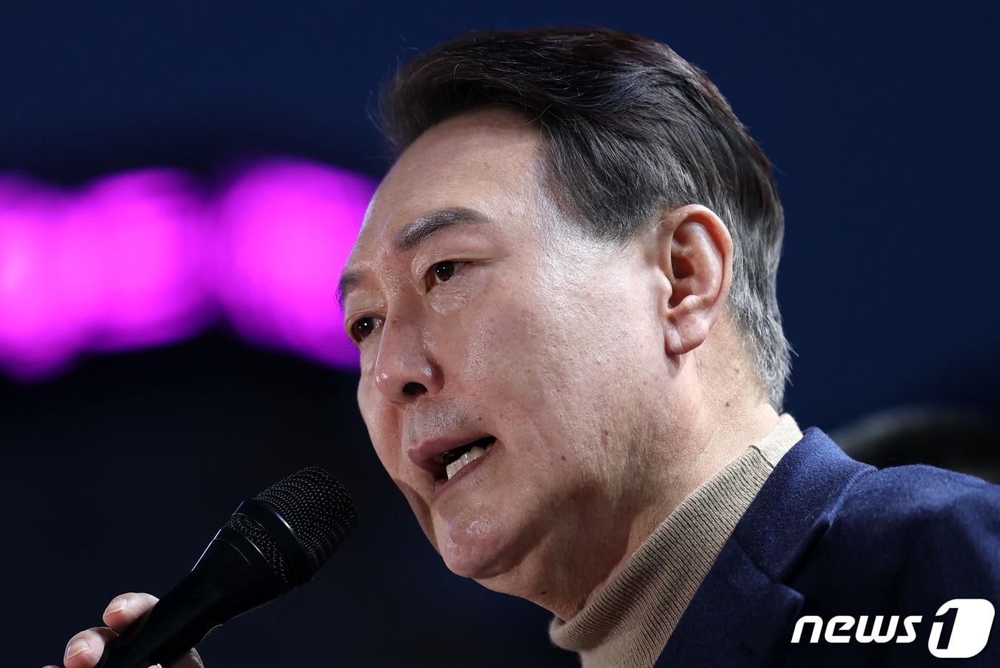본문 이미지 - 윤석열 국민의힘 대선 후보가 28일 오후 강원도 춘천시청 앞에서 열린 유세에서 지지를 호소하고 있다. 2022.2.28/뉴스1 ⓒ News1 구윤성 기자