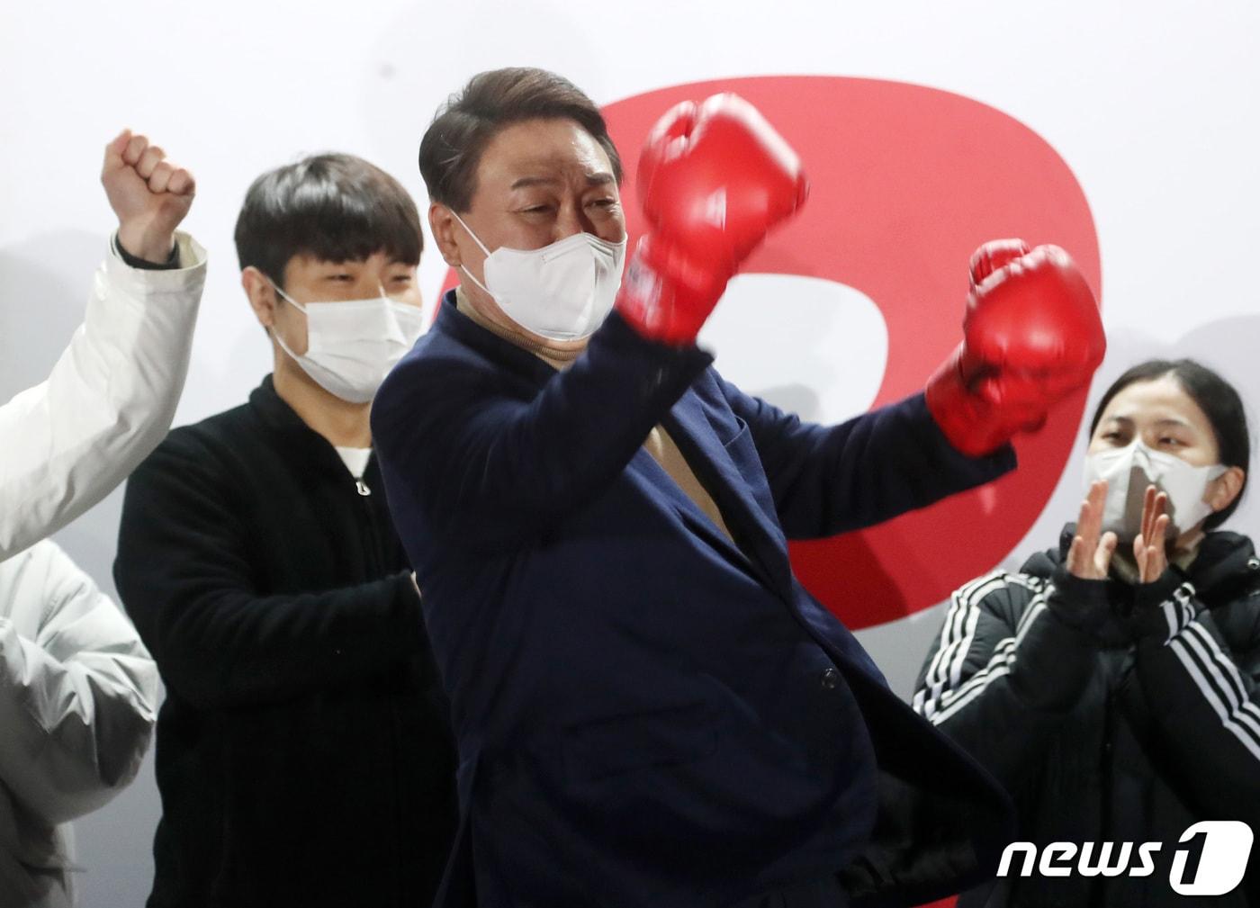 본문 이미지 - 윤석열 국민의힘 대선 후보가 28일 강원도 춘천시청 앞에서 열린 유세에서 선물받은 권투 글러브를 착용하고 '어퍼컷 세리머니'를 하고 있다. 2022.2.28/뉴스1 ⓒ News1 구윤성 기자