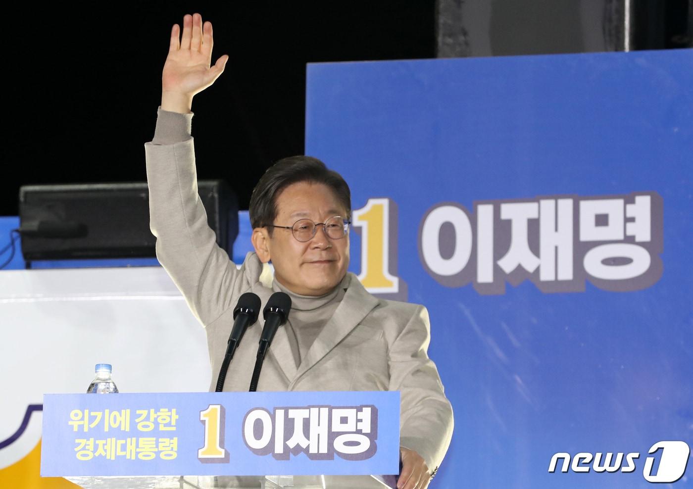 본문 이미지 - 이재명 더불어민주당 대선 후보가 28일 저녁 경북 안동시 웅부공원에서 열린 '안동의 아들 이재명, 대통령으로 키웁시다' 안동 유세에서 지지를 호소하고 있다. 2022.2.28/뉴스1 ⓒ News1 이동해 기자