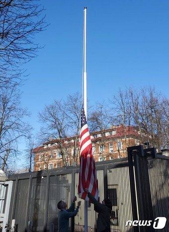 본문 이미지 - 줄리 피셔 벨라루스 주재 미국 대사는 28일(현지시간) 트위터에 벨라루스 대사관에서 모든 직원들이 떠났다는 글과 함께 성조기를 내리는 사진을 게재했다. ⓒ 뉴스1(줄리 피셔 미 대사 트위터 사진)