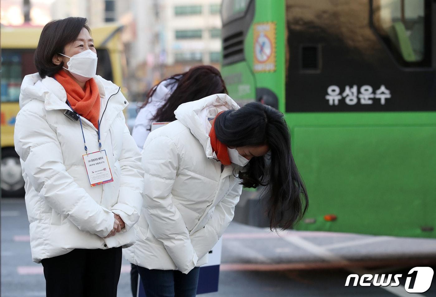 안철수 국민의당 대선후보 배우자 김미경 교수와 외동딸 안설희 박사가 설 연휴 뒤 첫 출근일인 3일 오전 서울 광화문 네거리에서 출근길 시민들에게 새해 인사를 하고 있다. 2022.2.3/뉴스1 ⓒ News1 오대일 기자