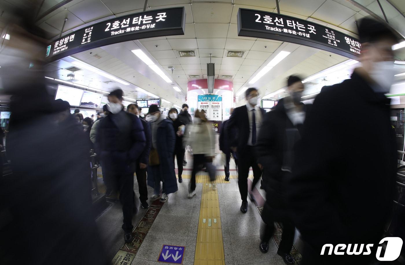 대구도시철도 노조가 현장 인력 확충 등을 요구하며 대구교통공사와 3차 교섭에 들어간다. 사진은 대구도시철도 반월당역. 뉴스1 ⓒ News1 자료 사진