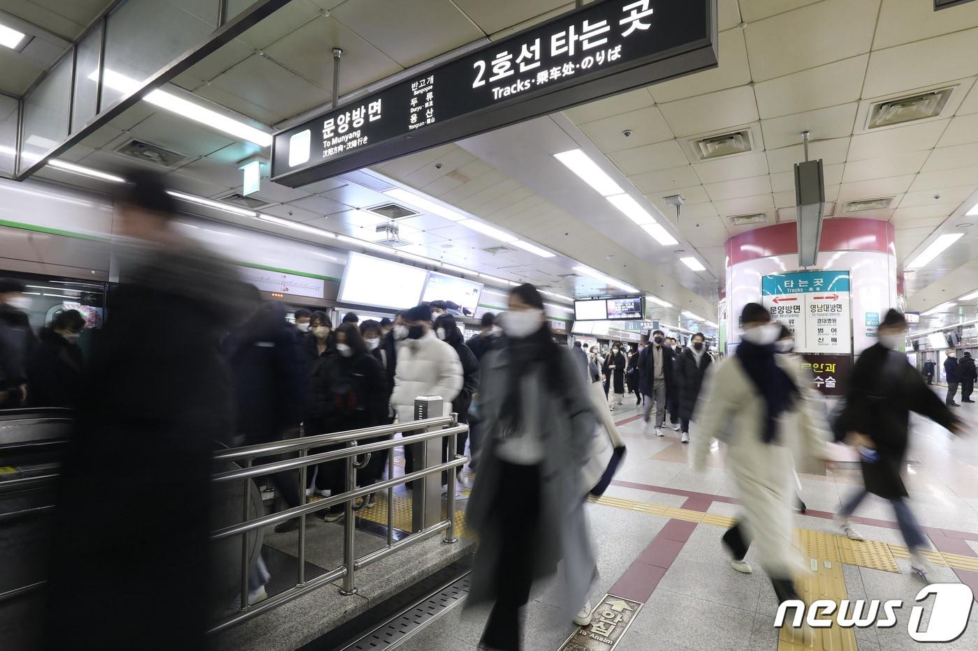 대구도시철도 2호선 '계명대역'이 21일 '계명대(신당)역'으로 역명이 변경됐다. 사진은 대구도시철도 환승역인 반월당역. (사진은 기사 내용과 무관함)  뉴스1 ⓒ News1 자료 사진