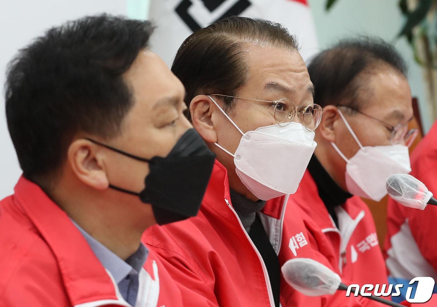 본문 이미지 - 권영세 국민의힘 선거대책본부장이 3일 오전 서울 여의도 국회에서 열린 선거대책본부-원내지도부 연석회의에서 모두발언을 하고 있다. 2022.2.3/뉴스1 ⓒ News1 이동해 기자